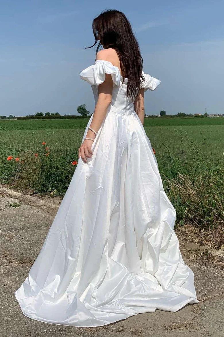 Vestido de novia de corte A con hombros descubiertos, mangas abullonadas y espalda abierta